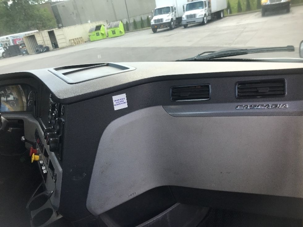 Day Cab Tractor-Heavy Duty Tractors-Freightliner-2020-T12664ST-Jessup-PA-405,781\n\t\tmiles-$ 57,000 - Image 13