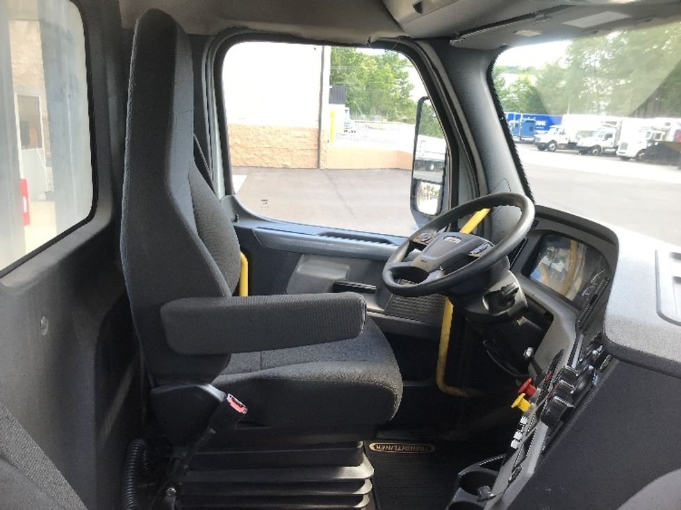 Day Cab Tractor-Heavy Duty Tractors-Freightliner-2020-T12664ST-Jessup-PA-405,781\n\t\tmiles-$ 57,000 - Image 14