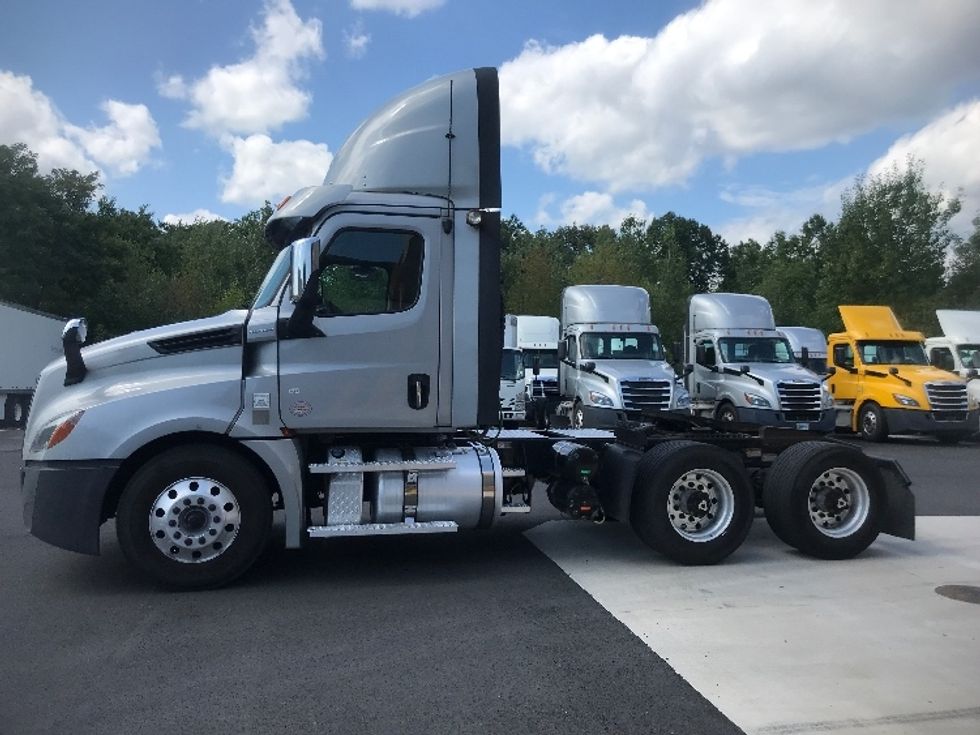 Day Cab Tractor-Heavy Duty Tractors-Freightliner-2020-T12664ST-Jessup-PA-405,781\n\t\tmiles-$ 57,000 - Image 4