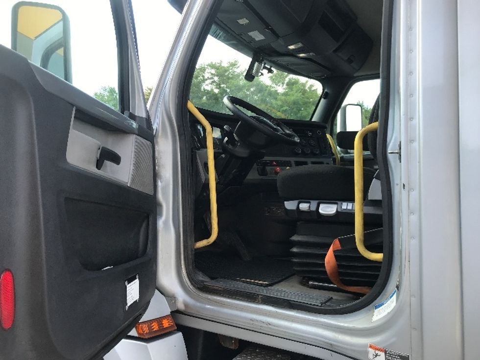 Day Cab Tractor-Heavy Duty Tractors-Freightliner-2020-T12664ST-Jessup-PA-405,781\n\t\tmiles-$ 57,000 - Image 9