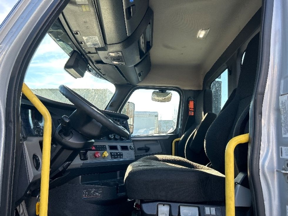 Day Cab Tractor-Heavy Duty Tractors-Freightliner-2020-T12664ST-Jessup-PA-436,373\n\t\tmiles-$ 43,000 - Image 10