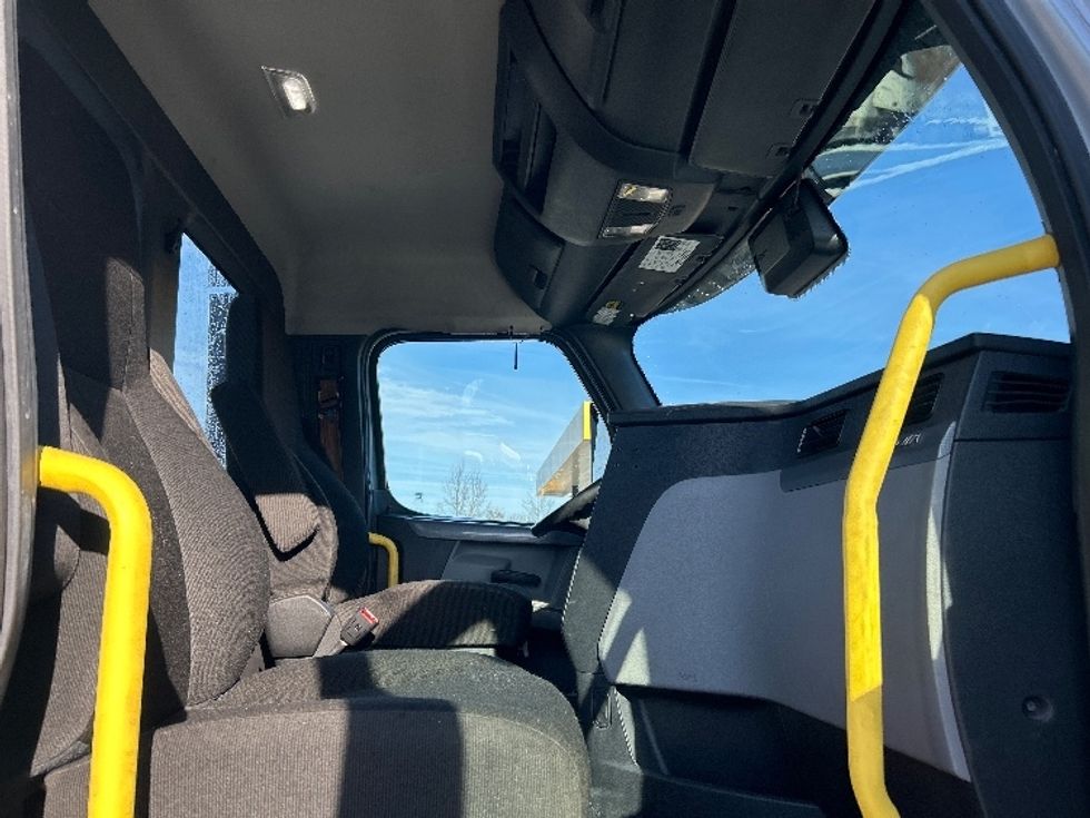 Day Cab Tractor-Heavy Duty Tractors-Freightliner-2020-T12664ST-Jessup-PA-436,373\n\t\tmiles-$ 43,000 - Image 14