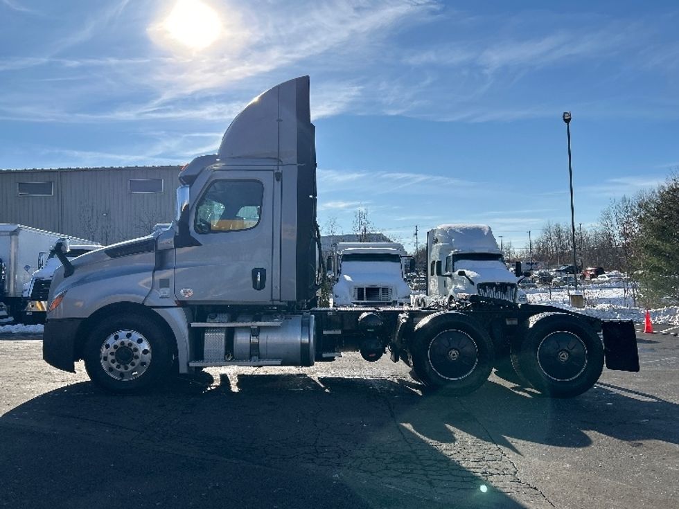Day Cab Tractor-Heavy Duty Tractors-Freightliner-2020-T12664ST-Jessup-PA-436,373\n\t\tmiles-$ 43,000 - Image 4