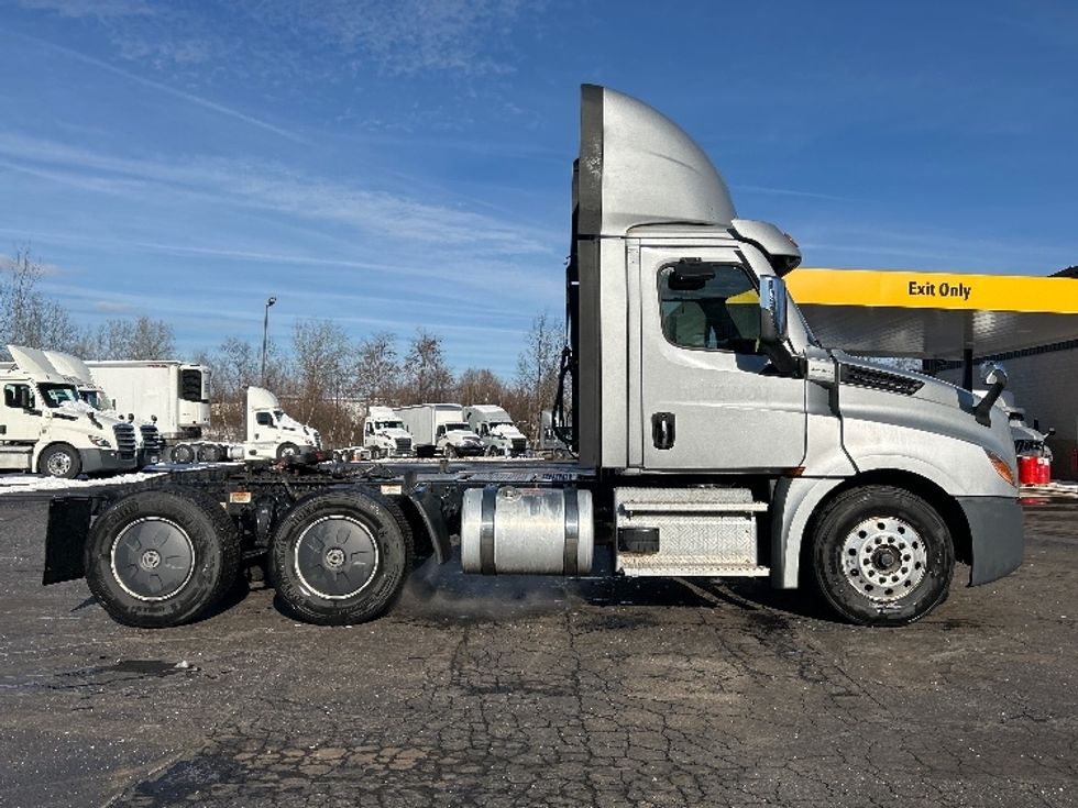 Day Cab Tractor-Heavy Duty Tractors-Freightliner-2020-T12664ST-Jessup-PA-436,373\n\t\tmiles-$ 43,000 - Image 8