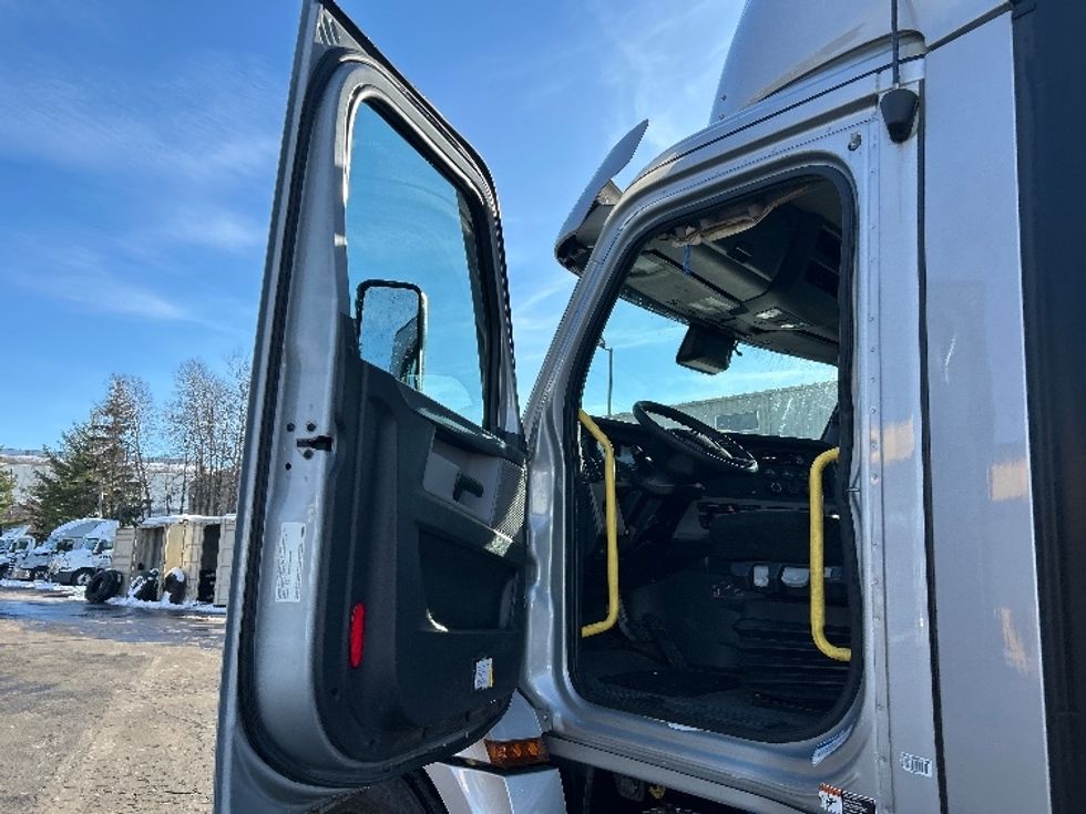 Day Cab Tractor-Heavy Duty Tractors-Freightliner-2020-T12664ST-Jessup-PA-436,373\n\t\tmiles-$ 43,000 - Image 9