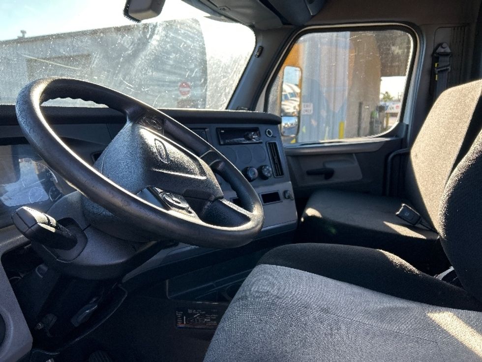 Day Cab Tractor-Heavy Duty Tractors-Freightliner-2020-T12664ST-Jurupa Valley-CA-272,392\n\t\tmiles-$ 60,250 - Image 10