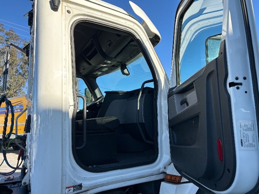 Day Cab Tractor-Heavy Duty Tractors-Freightliner-2020-T12664ST-Jurupa Valley-CA-272,392\n\t\tmiles-$ 60,250 - Image 12