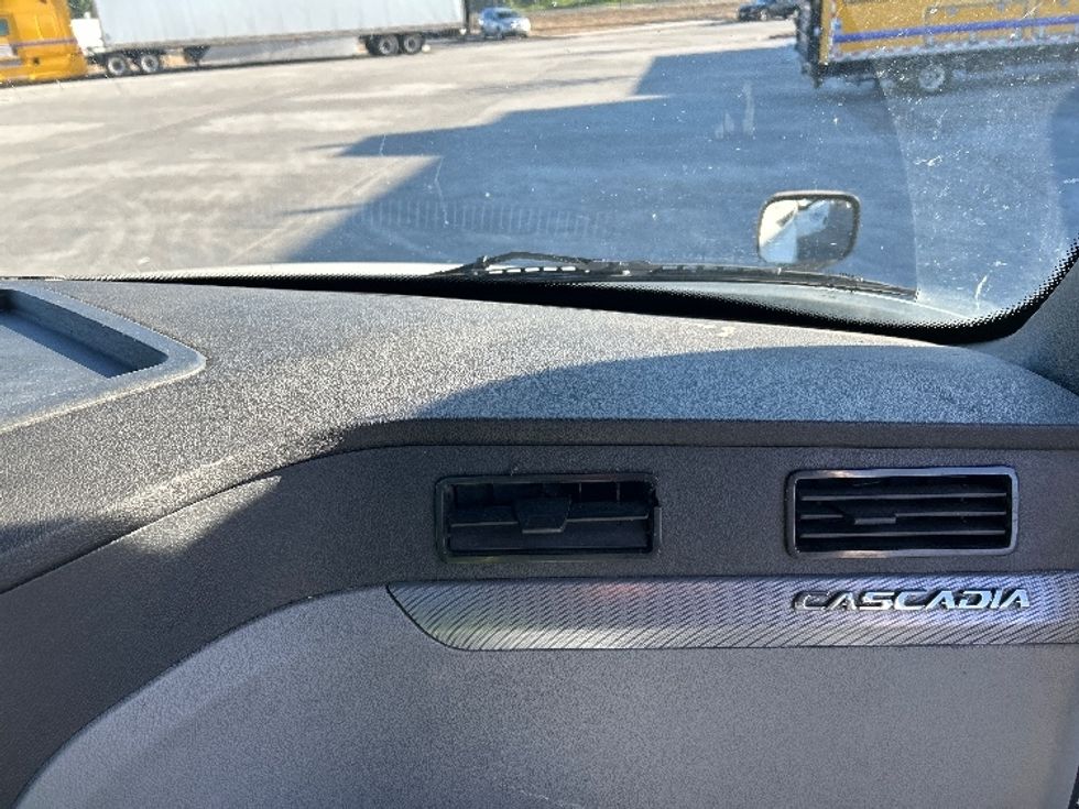 Day Cab Tractor-Heavy Duty Tractors-Freightliner-2020-T12664ST-Jurupa Valley-CA-272,392\n\t\tmiles-$ 60,250 - Image 13