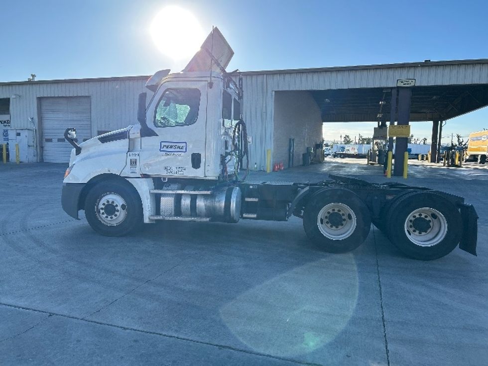 Day Cab Tractor-Heavy Duty Tractors-Freightliner-2020-T12664ST-Jurupa Valley-CA-272,392\n\t\tmiles-$ 60,250 - Image 4