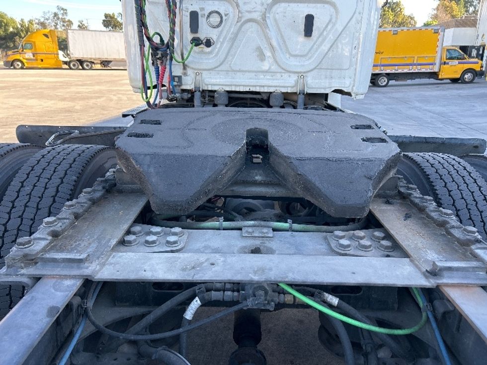 Day Cab Tractor-Heavy Duty Tractors-Freightliner-2020-T12664ST-Jurupa Valley-CA-272,392\n\t\tmiles-$ 60,250 - Image 6