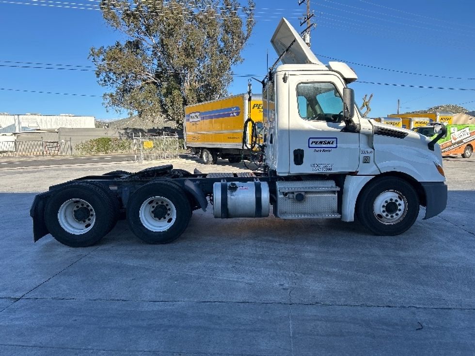 Day Cab Tractor-Heavy Duty Tractors-Freightliner-2020-T12664ST-Jurupa Valley-CA-272,392\n\t\tmiles-$ 60,250 - Image 8