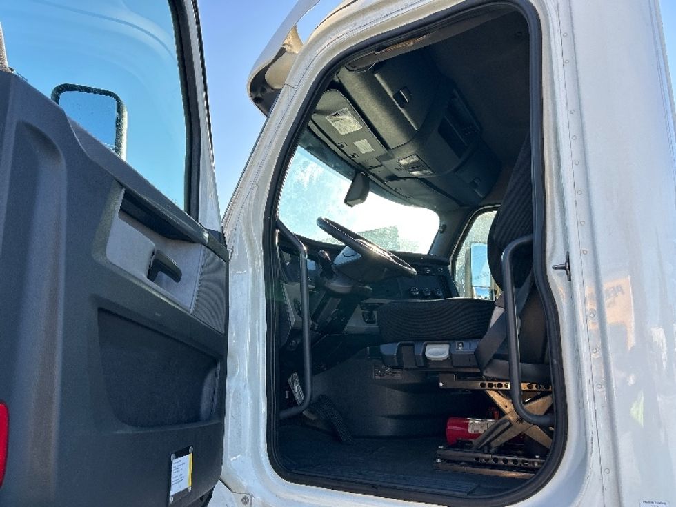 Day Cab Tractor-Heavy Duty Tractors-Freightliner-2020-T12664ST-Jurupa Valley-CA-272,392\n\t\tmiles-$ 60,250 - Image 9