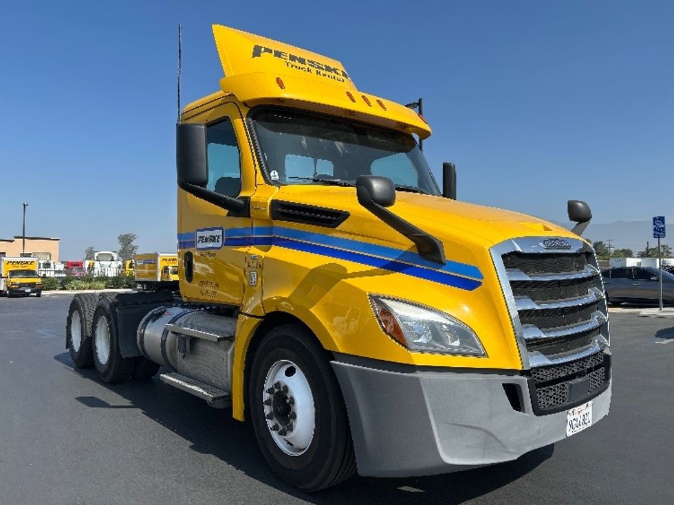 Day Cab Tractor-Heavy Duty Tractors-Freightliner-2020-T12664ST-Jurupa Valley-CA-395,398\n\t\tmiles-$ 52,000 - Image 1