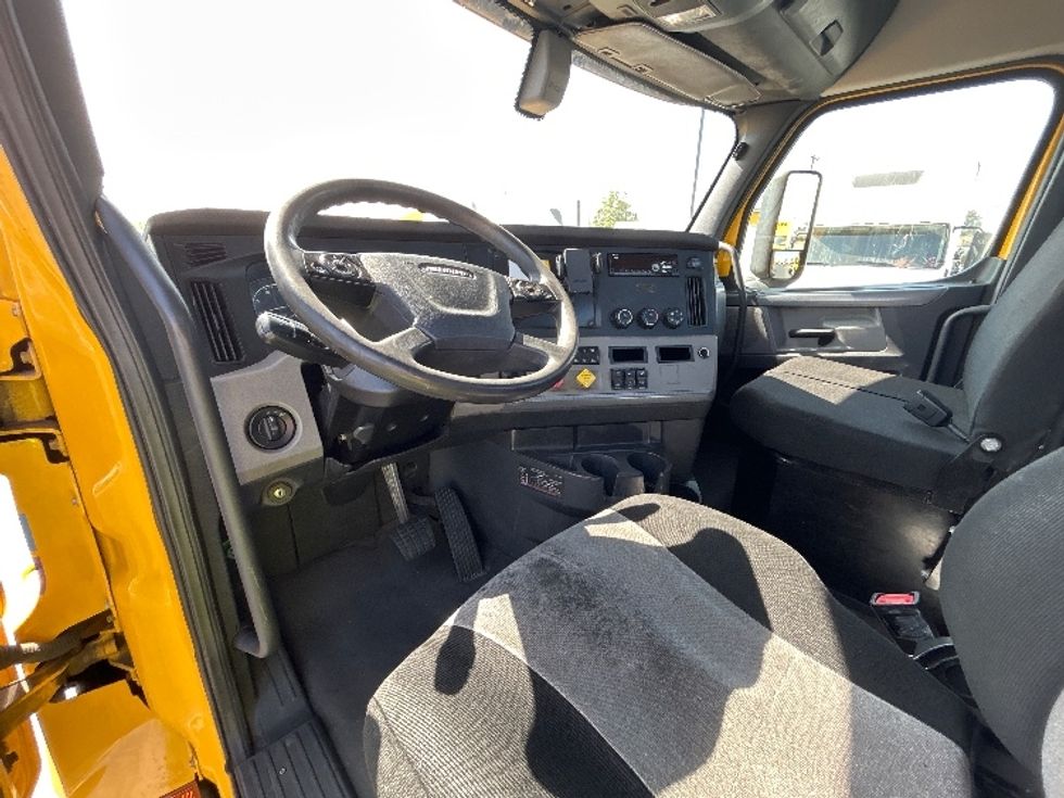 Day Cab Tractor-Heavy Duty Tractors-Freightliner-2020-T12664ST-Jurupa Valley-CA-395,398\n\t\tmiles-$ 52,000 - Image 10