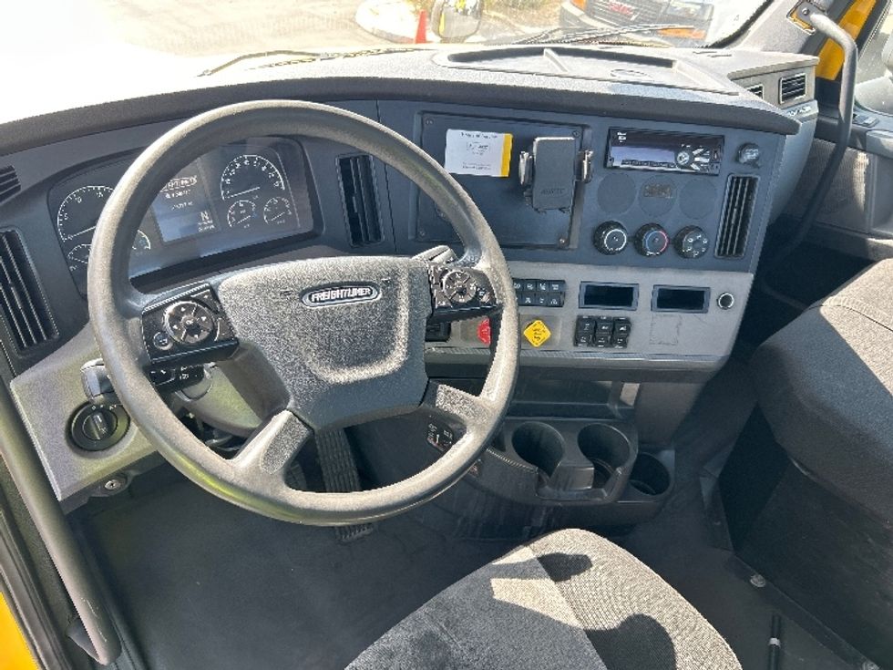 Day Cab Tractor-Heavy Duty Tractors-Freightliner-2020-T12664ST-Jurupa Valley-CA-395,398\n\t\tmiles-$ 52,000 - Image 11