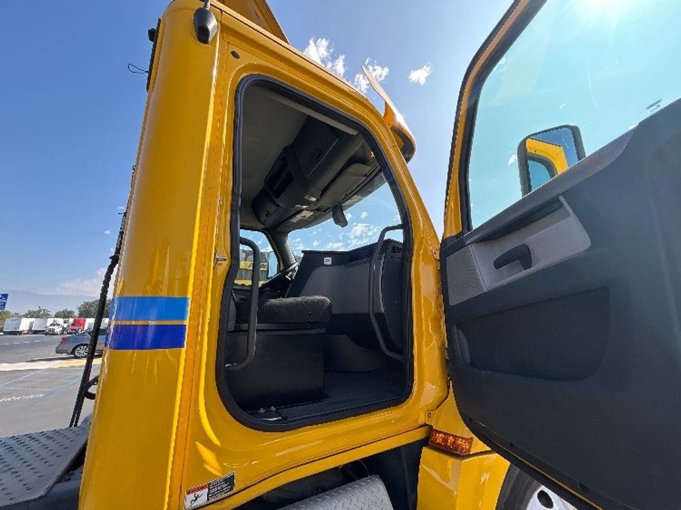 Day Cab Tractor-Heavy Duty Tractors-Freightliner-2020-T12664ST-Jurupa Valley-CA-395,398\n\t\tmiles-$ 52,000 - Image 12