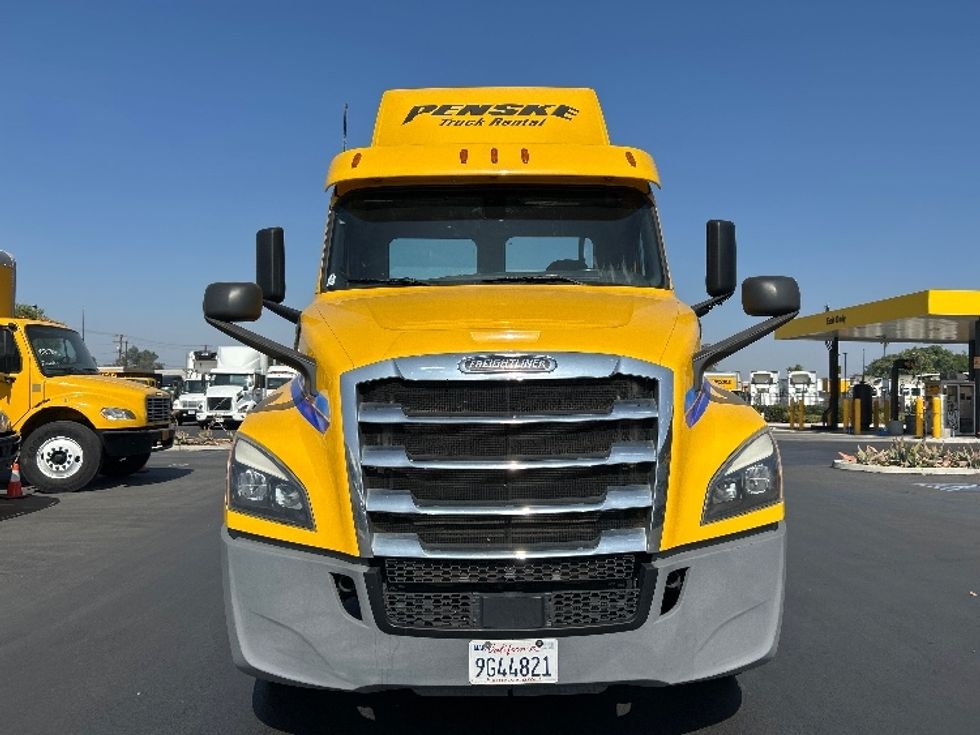 Day Cab Tractor-Heavy Duty Tractors-Freightliner-2020-T12664ST-Jurupa Valley-CA-395,398\n\t\tmiles-$ 52,000 - Image 2