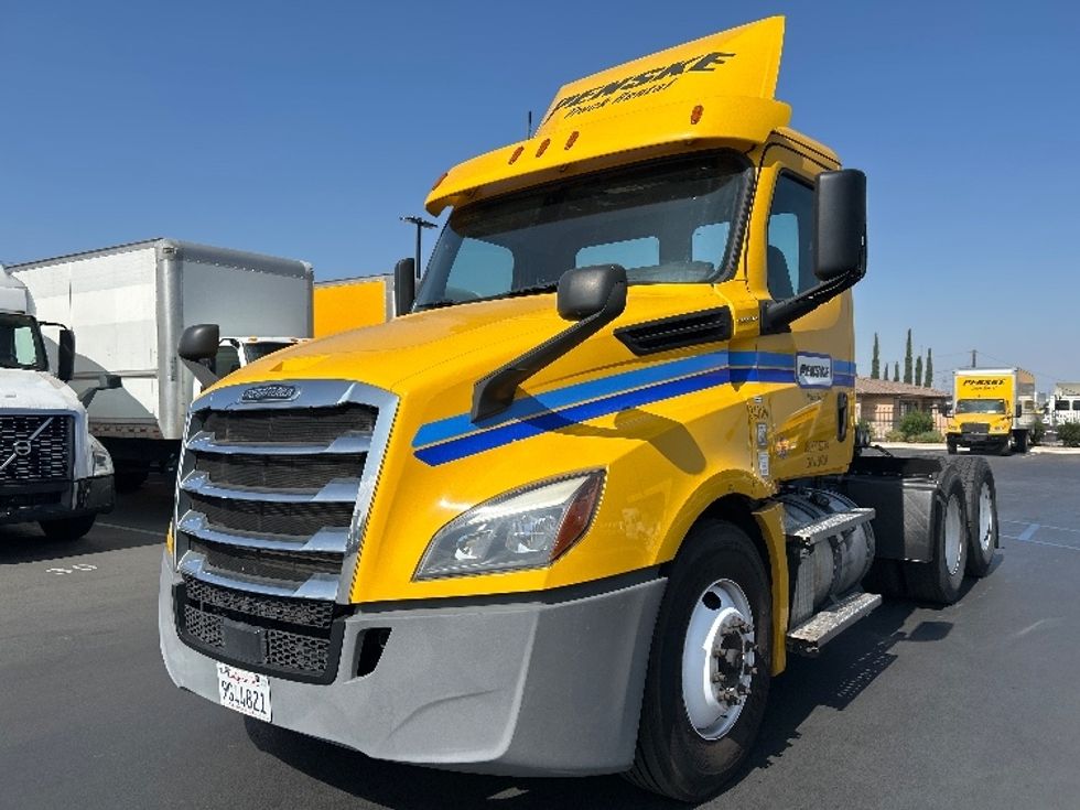 Day Cab Tractor-Heavy Duty Tractors-Freightliner-2020-T12664ST-Jurupa Valley-CA-395,398\n\t\tmiles-$ 52,000 - Image 3
