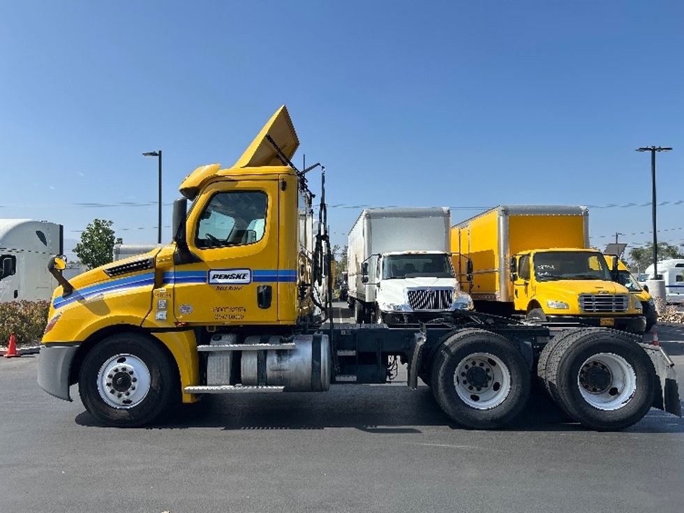 Day Cab Tractor-Heavy Duty Tractors-Freightliner-2020-T12664ST-Jurupa Valley-CA-395,398\n\t\tmiles-$ 52,000 - Image 4