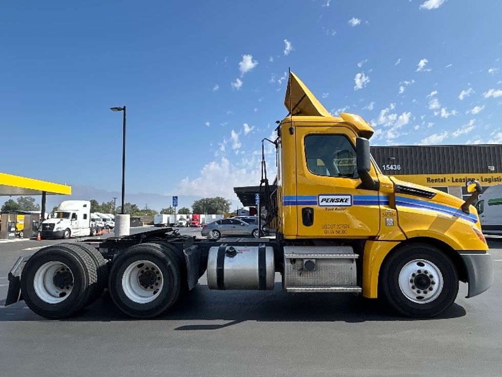 Day Cab Tractor-Heavy Duty Tractors-Freightliner-2020-T12664ST-Jurupa Valley-CA-395,398\n\t\tmiles-$ 52,000 - Image 8