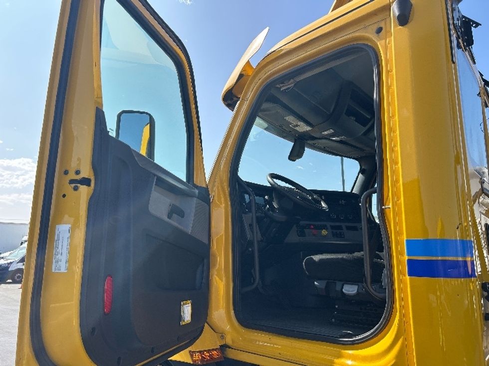 Day Cab Tractor-Heavy Duty Tractors-Freightliner-2020-T12664ST-Jurupa Valley-CA-395,398\n\t\tmiles-$ 52,000 - Image 9