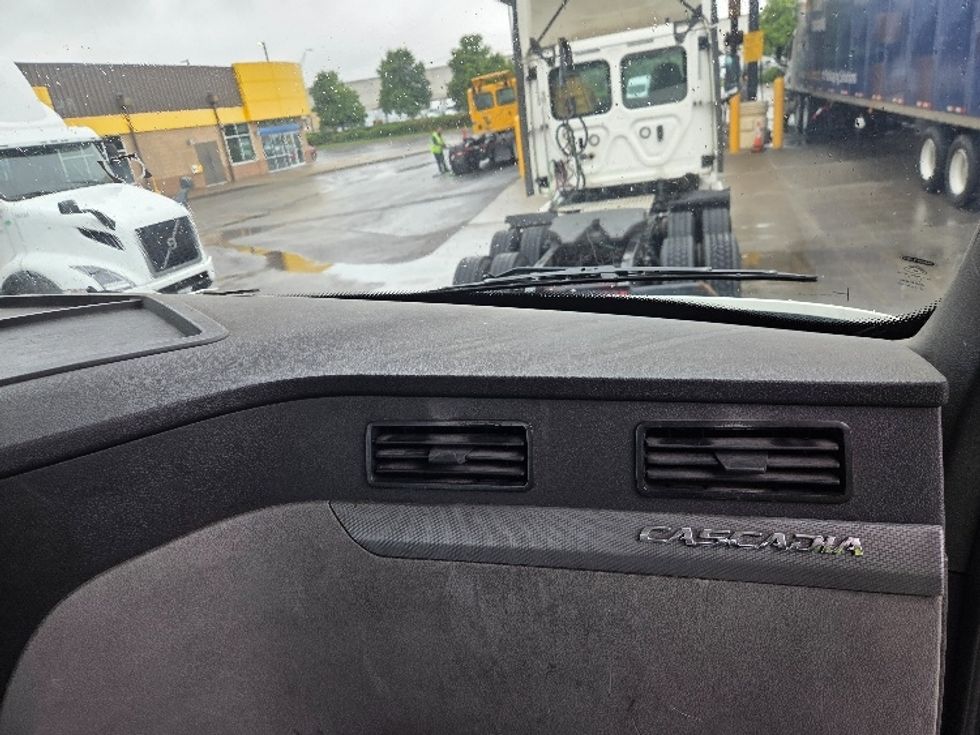 Day Cab Tractor-Heavy Duty Tractors-Freightliner-2020-T12664ST-Kansas City-MO-224,241\n\t\tmiles-$ 61,250 - Image 13