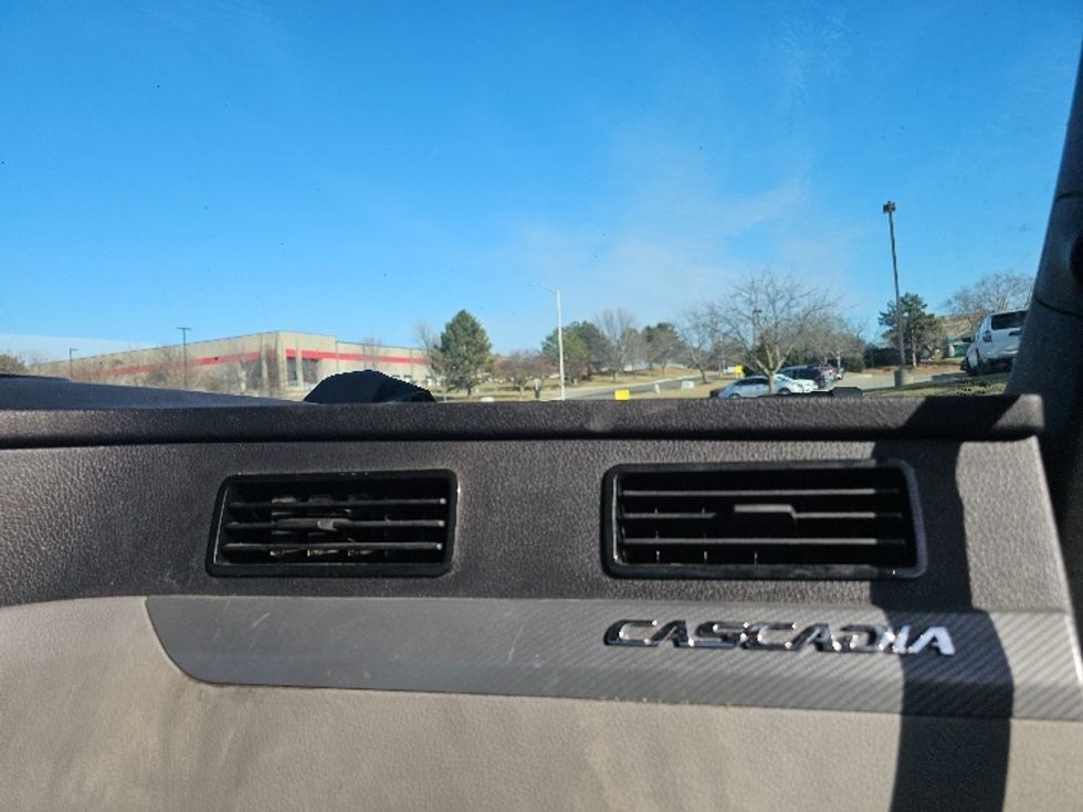 Day Cab Tractor-Heavy Duty Tractors-Freightliner-2020-T12664ST-Kansas City-MO-375,217\n\t\tmiles-$ 51,750 - Image 13