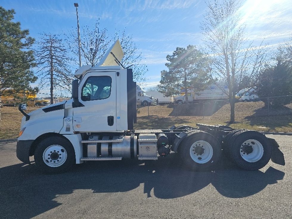 Day Cab Tractor-Heavy Duty Tractors-Freightliner-2020-T12664ST-Kansas City-MO-375,217\n\t\tmiles-$ 51,750 - Image 4