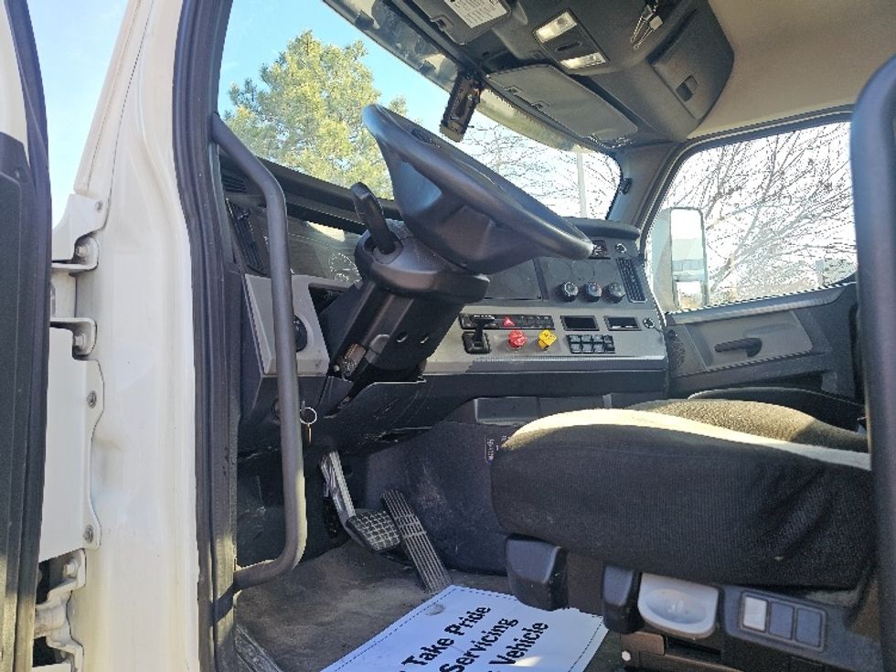 Day Cab Tractor-Heavy Duty Tractors-Freightliner-2020-T12664ST-Kansas City-MO-375,217\n\t\tmiles-$ 51,750 - Image 9