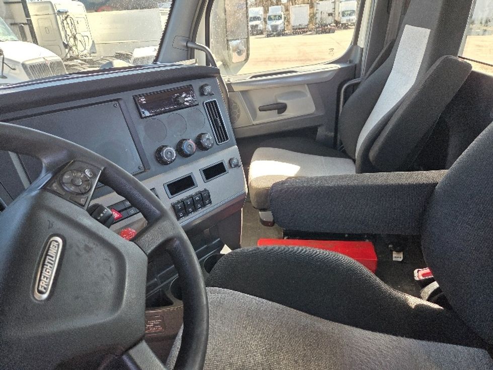 Day Cab Tractor-Heavy Duty Tractors-Freightliner-2020-T12664ST-Kansas City-MO-397,570\n\t\tmiles-$ 50,500 - Image 10