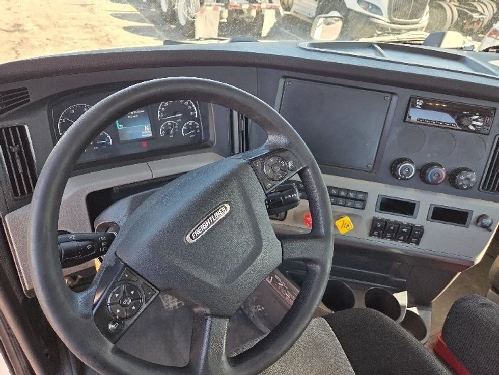 Day Cab Tractor-Heavy Duty Tractors-Freightliner-2020-T12664ST-Kansas City-MO-397,570\n\t\tmiles-$ 50,500 - Image 11
