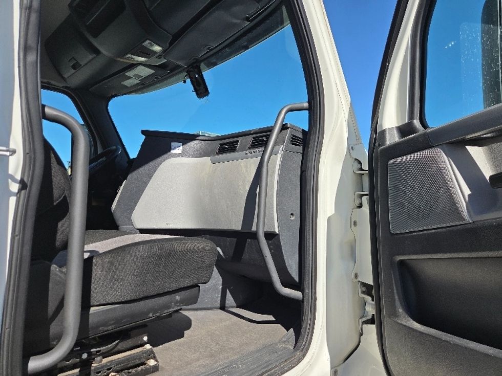 Day Cab Tractor-Heavy Duty Tractors-Freightliner-2020-T12664ST-Kansas City-MO-397,570\n\t\tmiles-$ 50,500 - Image 12