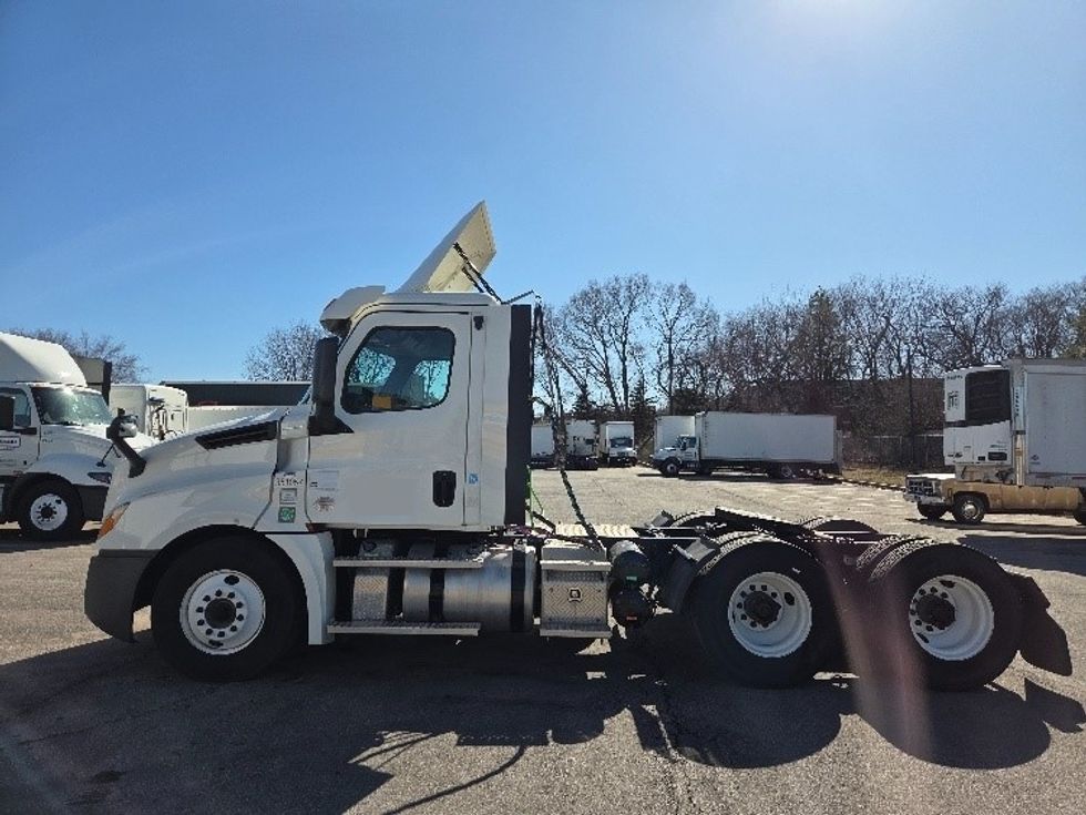 Day Cab Tractor-Heavy Duty Tractors-Freightliner-2020-T12664ST-Kansas City-MO-397,570\n\t\tmiles-$ 50,500 - Image 4