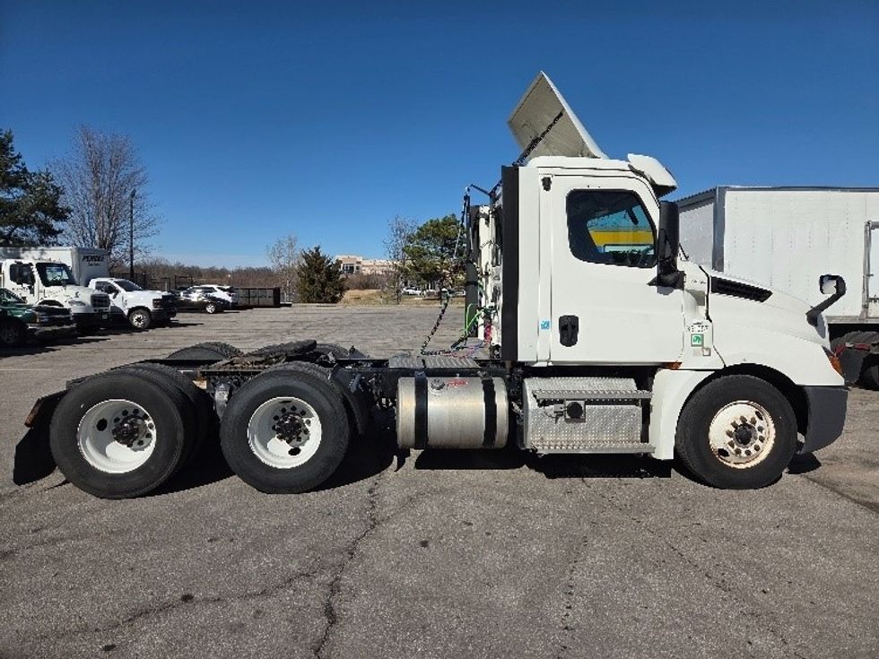 Day Cab Tractor-Heavy Duty Tractors-Freightliner-2020-T12664ST-Kansas City-MO-397,570\n\t\tmiles-$ 50,500 - Image 8