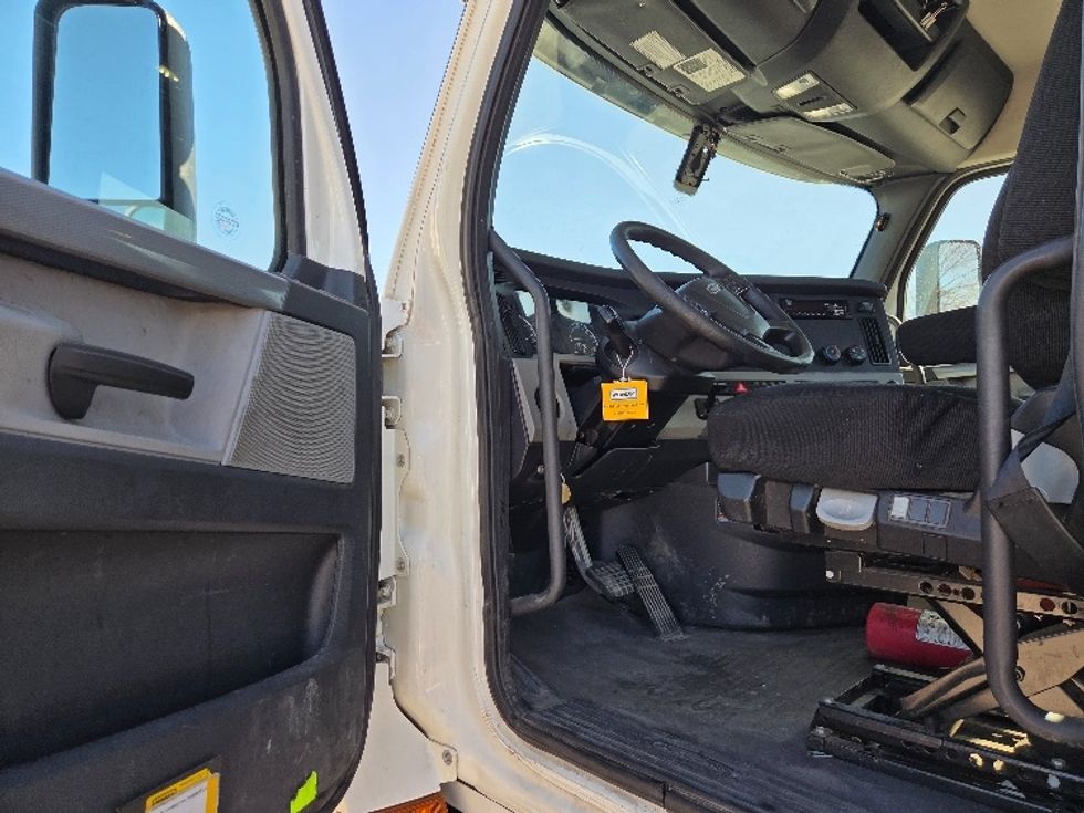 Day Cab Tractor-Heavy Duty Tractors-Freightliner-2020-T12664ST-Kansas City-MO-397,570\n\t\tmiles-$ 50,500 - Image 9