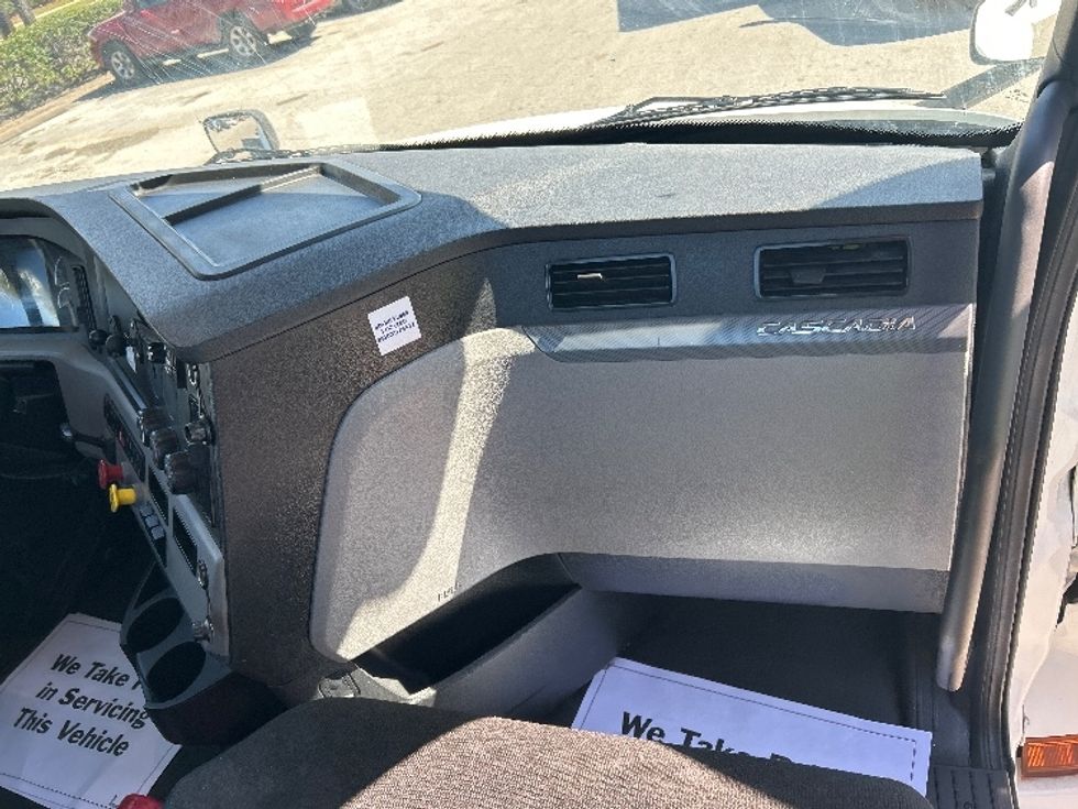 Day Cab Tractor-Heavy Duty Tractors-Freightliner-2020-T12664ST-Katy-TX-326,219\n\t\tmiles-$ 56,000 - Image 13