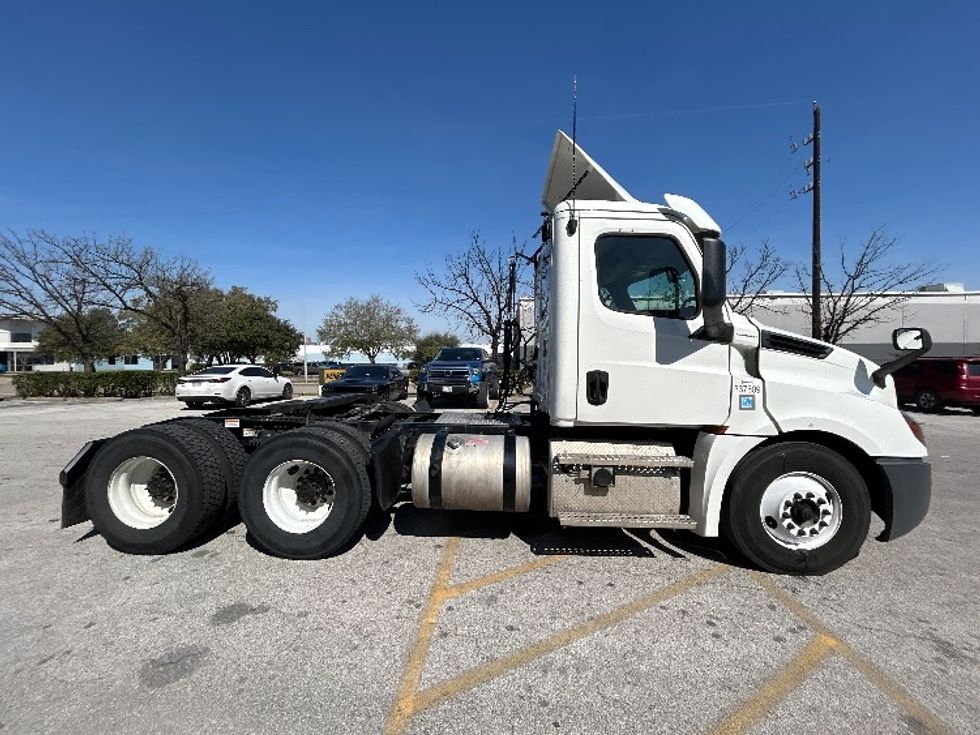 Day Cab Tractor-Heavy Duty Tractors-Freightliner-2020-T12664ST-Katy-TX-326,219\n\t\tmiles-$ 56,000 - Image 8