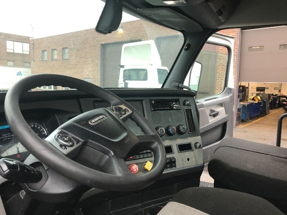 Day Cab Tractor-Heavy Duty Tractors-Freightliner-2020-T12664ST-Kearny-NJ-323,922\n\t\tmiles-$ 68,000 - Image 10