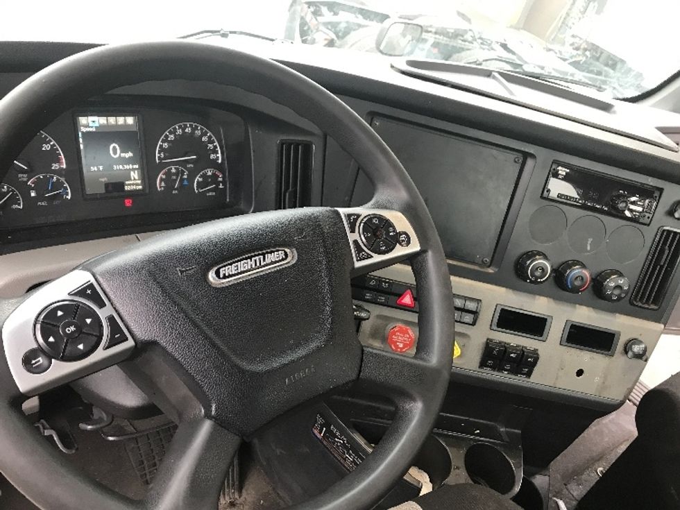 Day Cab Tractor-Heavy Duty Tractors-Freightliner-2020-T12664ST-Kearny-NJ-323,922\n\t\tmiles-$ 68,000 - Image 11