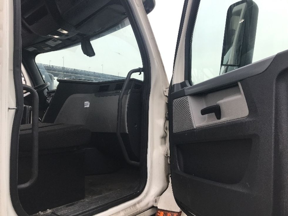 Day Cab Tractor-Heavy Duty Tractors-Freightliner-2020-T12664ST-Kearny-NJ-323,922\n\t\tmiles-$ 68,000 - Image 12