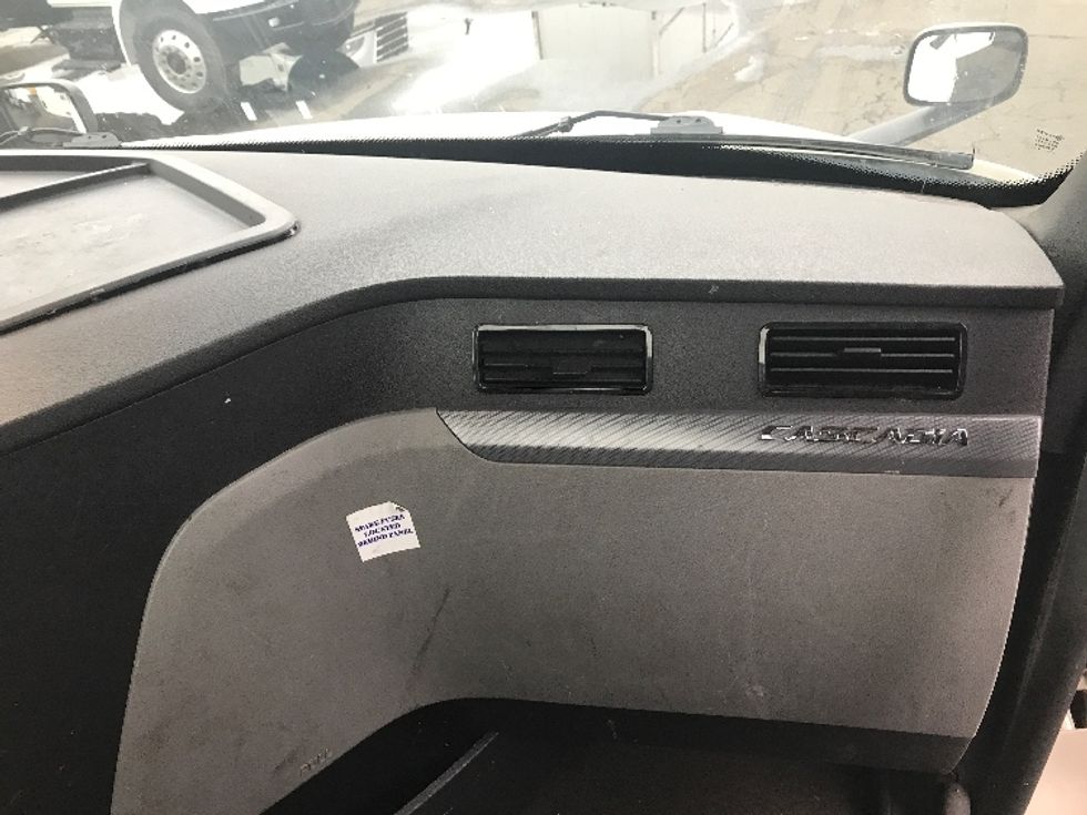 Day Cab Tractor-Heavy Duty Tractors-Freightliner-2020-T12664ST-Kearny-NJ-323,922\n\t\tmiles-$ 68,000 - Image 13