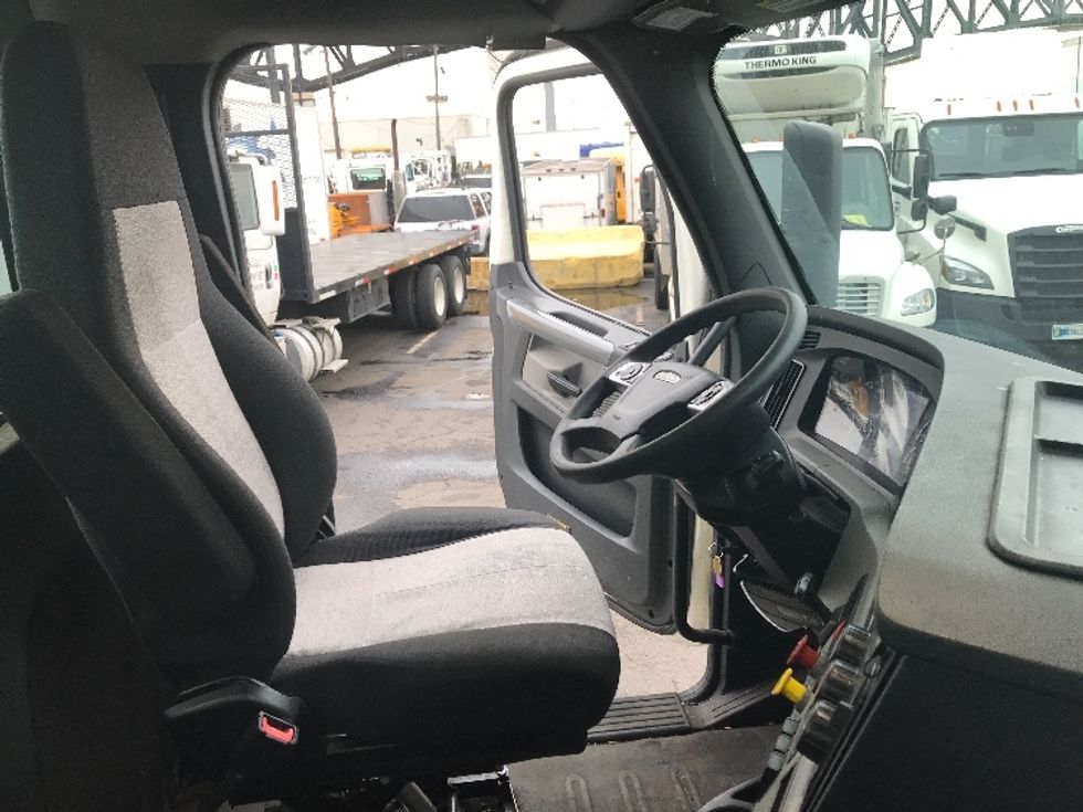 Day Cab Tractor-Heavy Duty Tractors-Freightliner-2020-T12664ST-Kearny-NJ-323,922\n\t\tmiles-$ 68,000 - Image 14
