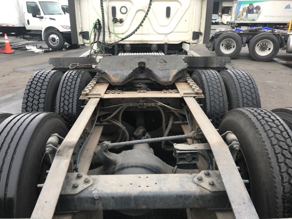 Day Cab Tractor-Heavy Duty Tractors-Freightliner-2020-T12664ST-Kearny-NJ-323,922\n\t\tmiles-$ 68,000 - Image 6