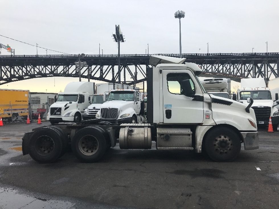 Day Cab Tractor-Heavy Duty Tractors-Freightliner-2020-T12664ST-Kearny-NJ-323,922\n\t\tmiles-$ 68,000 - Image 8
