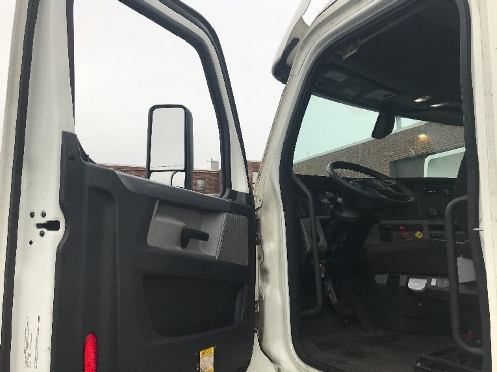 Day Cab Tractor-Heavy Duty Tractors-Freightliner-2020-T12664ST-Kearny-NJ-323,922\n\t\tmiles-$ 68,000 - Image 9