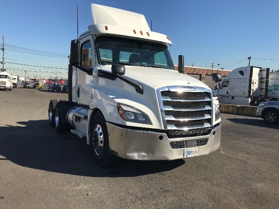 Day Cab Tractor-Heavy Duty Tractors-Freightliner-2020-T12664ST-Kearny-NJ-325,627\n\t\tmiles-$ 68,000 - Image 1
