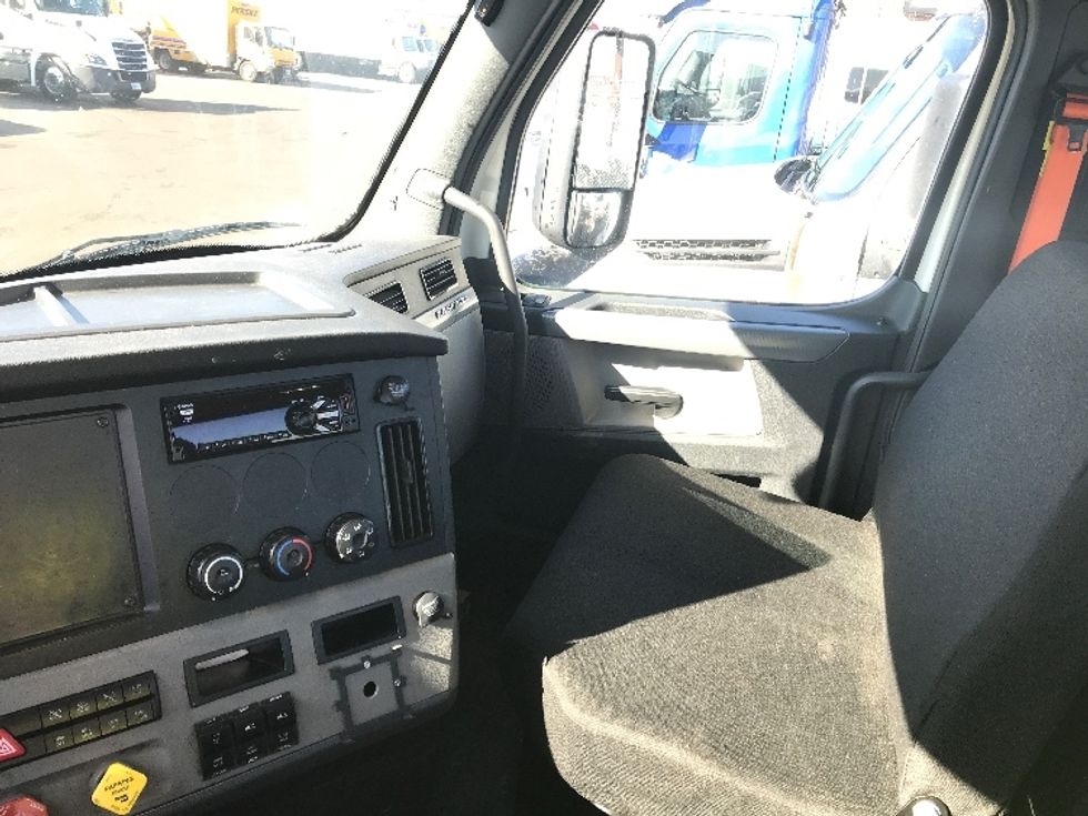 Day Cab Tractor-Heavy Duty Tractors-Freightliner-2020-T12664ST-Kearny-NJ-325,627\n\t\tmiles-$ 68,000 - Image 10