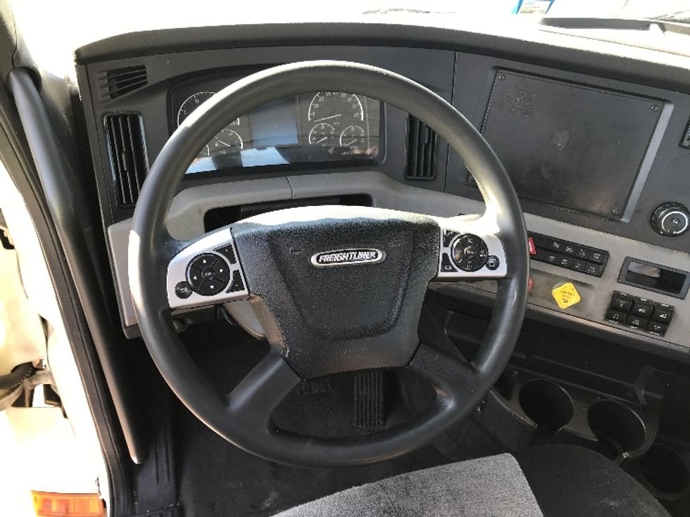 Day Cab Tractor-Heavy Duty Tractors-Freightliner-2020-T12664ST-Kearny-NJ-325,627\n\t\tmiles-$ 68,000 - Image 11