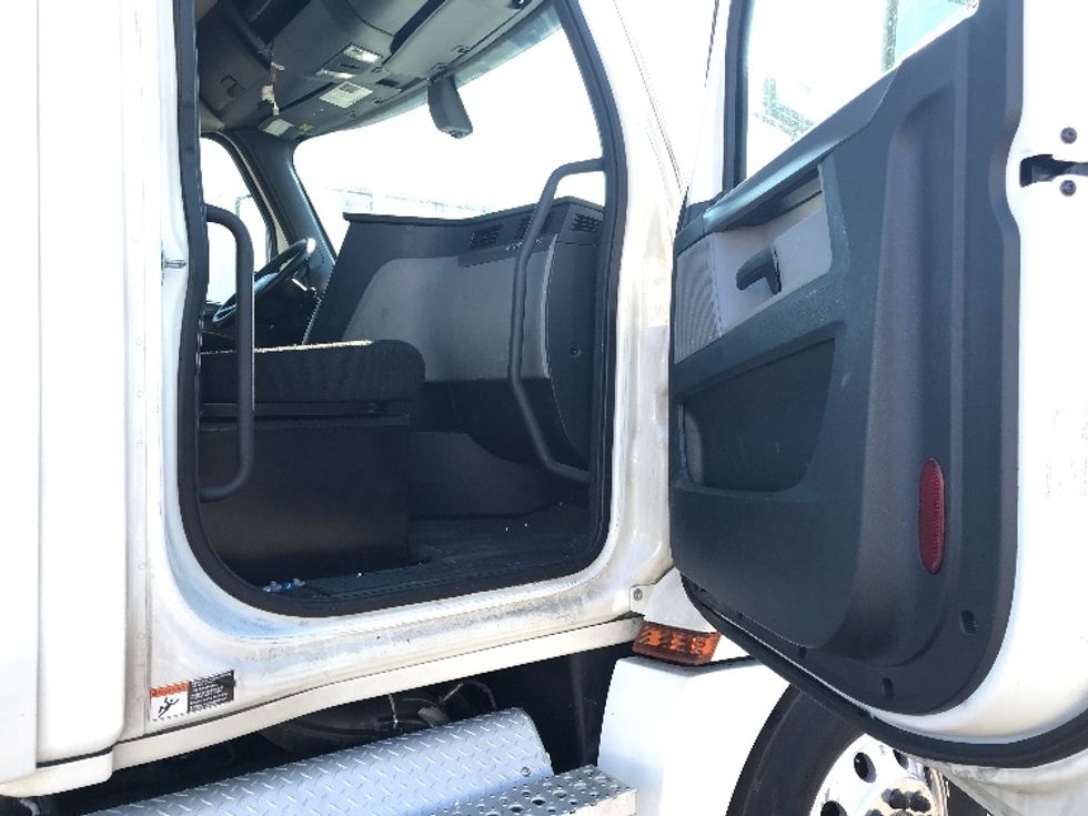 Day Cab Tractor-Heavy Duty Tractors-Freightliner-2020-T12664ST-Kearny-NJ-325,627\n\t\tmiles-$ 68,000 - Image 12