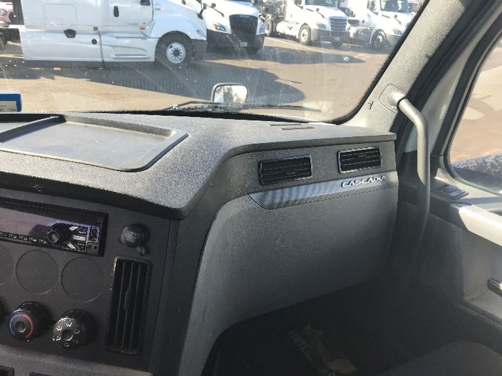 Day Cab Tractor-Heavy Duty Tractors-Freightliner-2020-T12664ST-Kearny-NJ-325,627\n\t\tmiles-$ 68,000 - Image 13